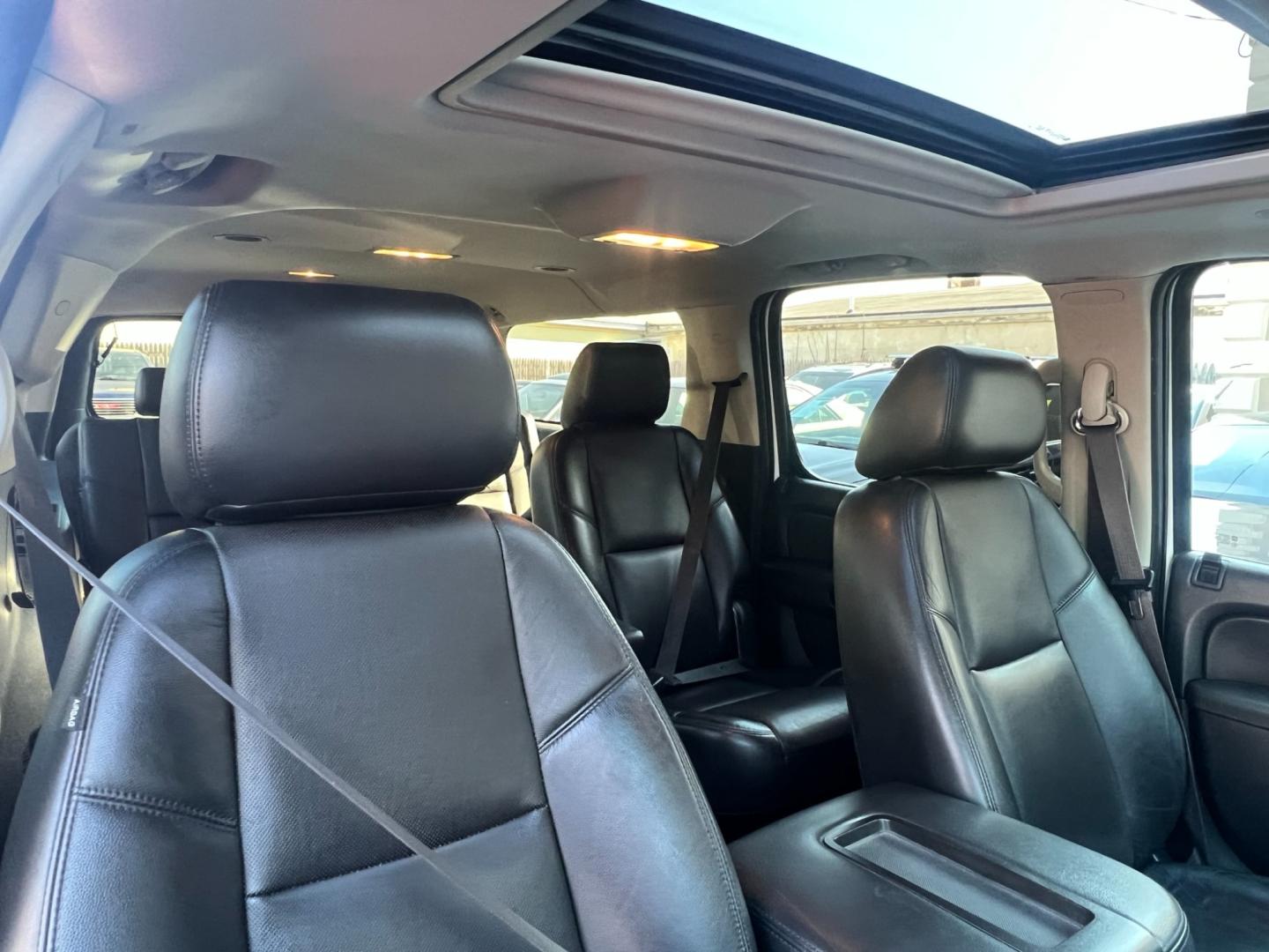 2014 White /Black Leather Chevrolet Suburban LTZ 1500 4WD (1GNSKKE77ER) with an 5.3L V8 OHV 16V FFV engine, 6 SPEED AUTOMATIC transmission, located at 1018 Brunswick Ave, Trenton, NJ, 08638, (609) 989-0900, 40.240086, -74.748085 - Photo#25